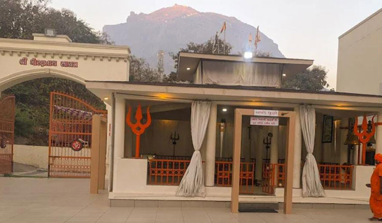 Visitor guidance at Triloknath Ashram